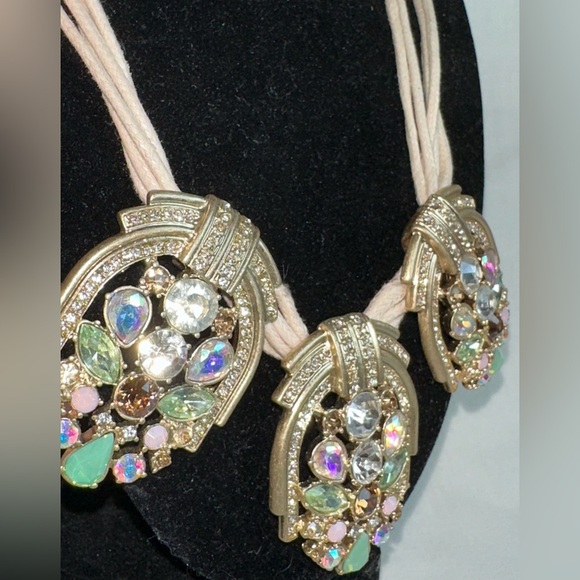 Crystal triple pendant bib statement necklace - Picture 3 of 4